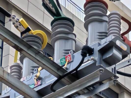 220VAC±10% Uitgangsspanning IP67 Waterdicht Ultra-Laag Stroomverbruik (~6W) Voeding voor Recloser met Capacitieve Spanningsaftakking